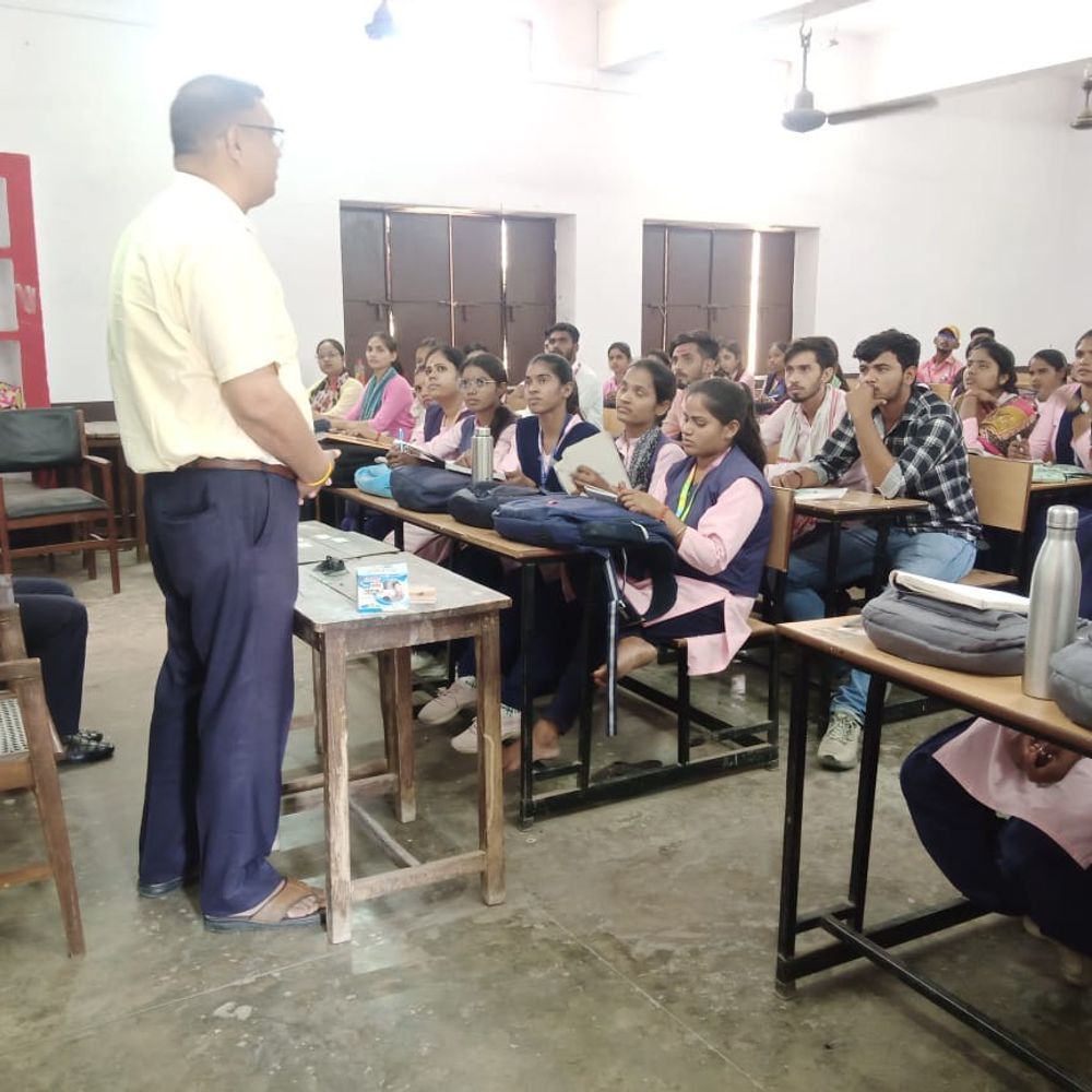 केएनपीजी कॉलेज में शोध प्रोजेक्ट निर्माण पर व्याख्यान आयोजित:भदोही में डॉ. प्रतीक उपाध्याय ने बताया महत्व, कहा- लेखन एक कला है