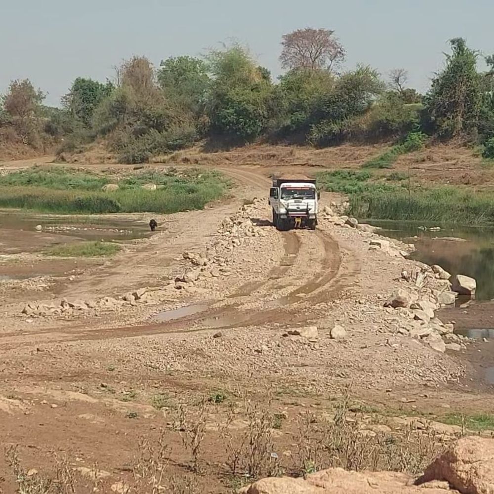 रेत माफियाओं ने गंजाल नदी पर बनाया अवैध पुल:नर्मदापुरम-हरदा के बीच 50 किमी का फेरा बचाने, कलेक्टर ने कार्रवाई का आश्वासन दिया