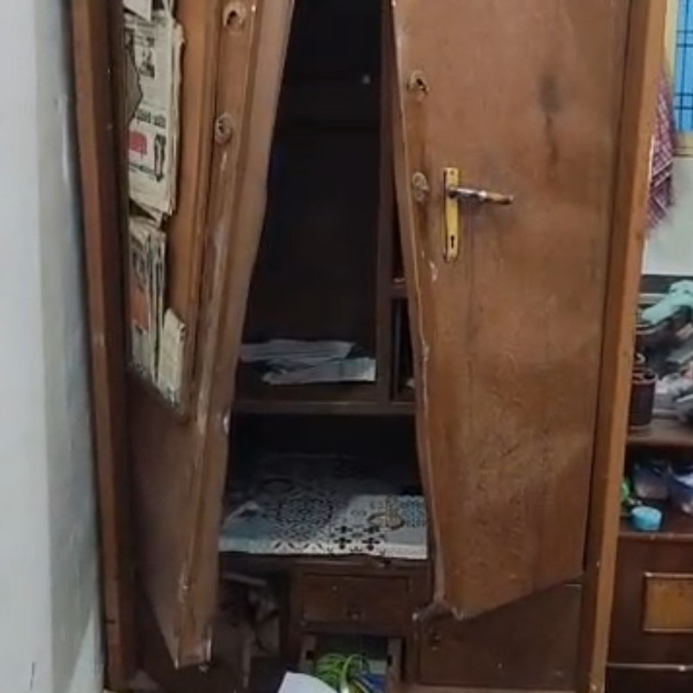 हाथरस में दो मकानों में लाखों की चोरी:जेवरात और नगदी लेकर बदमाश फरार, 3 लाख रुपये का सामान गायब