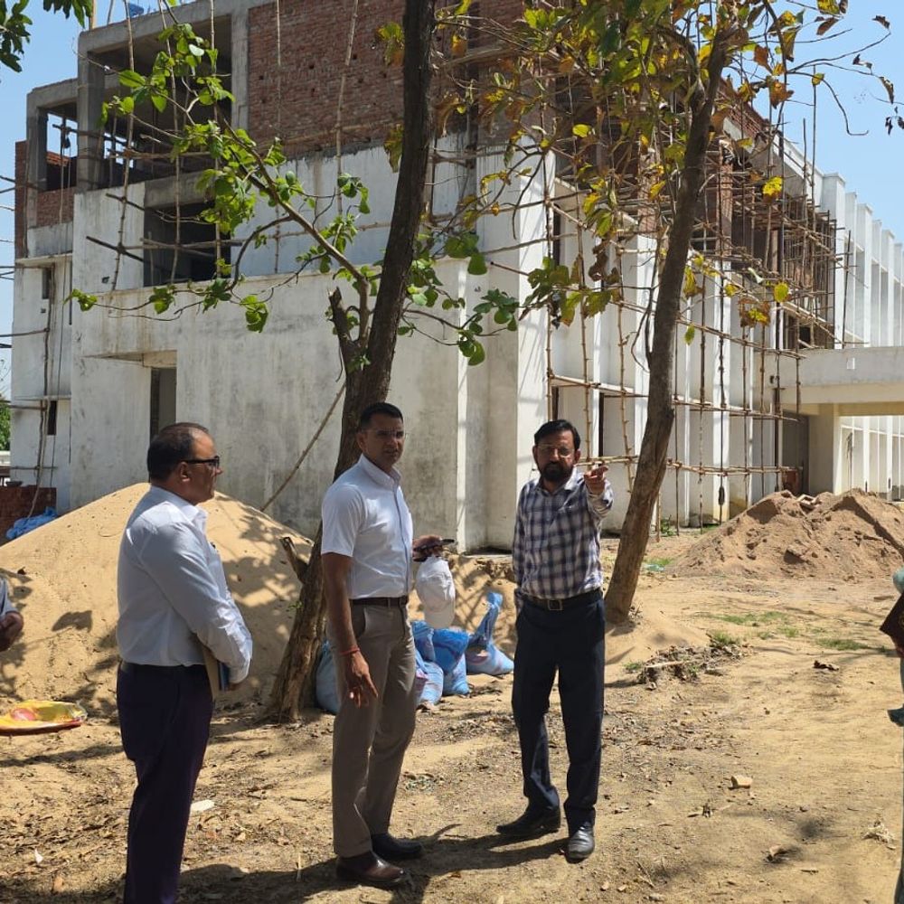 बलरामपुर में डीएम ने महिला आईटीआई का निरीक्षण किया:कहा- 2026 तक तैयार हो, कार्यदाई संस्था को फटकार लगाई