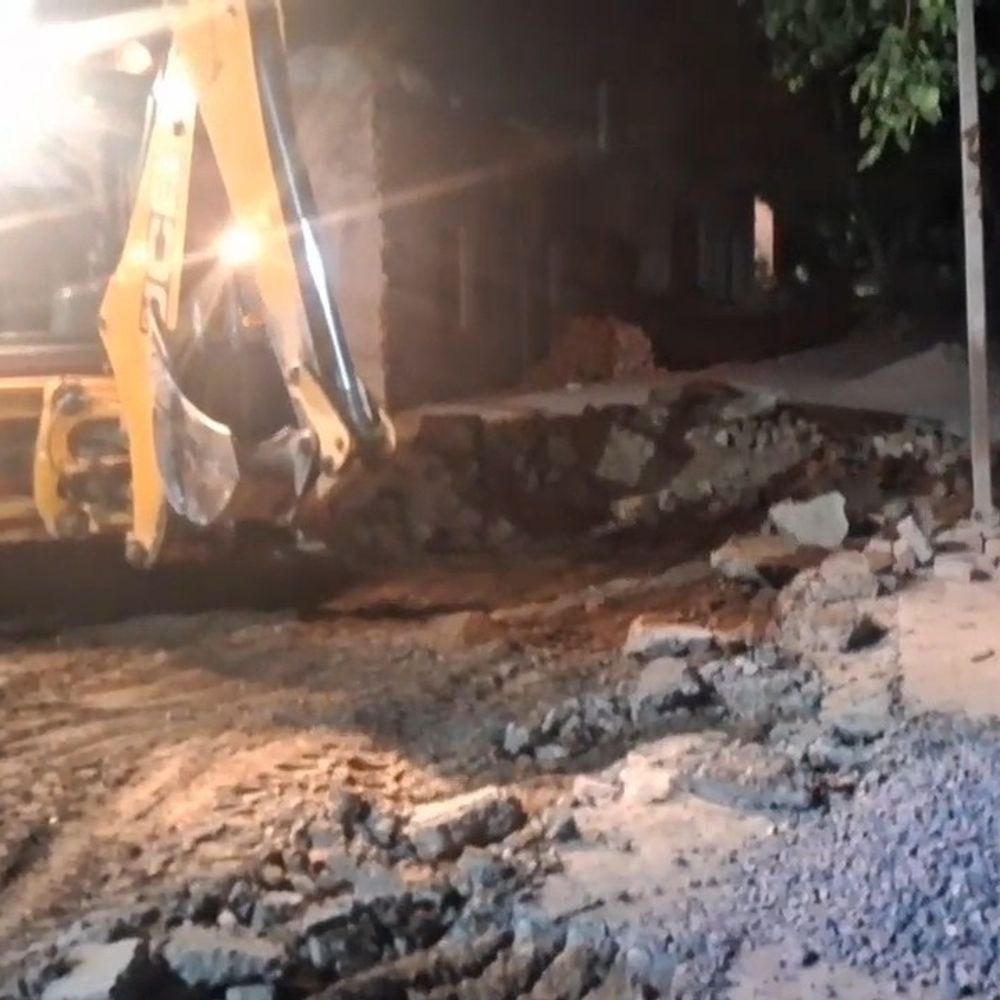 कौशांबी नगरपालिका अध्यक्ष पति पर गंभीर आरोप:जेसीबी से सड़क खोदने, दीवार गिराने और धमकी देने का मामला