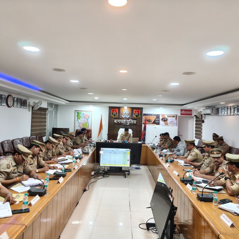 बागपत एसपी ने सुरक्षा व्यवस्था पर की बैठक:लंबित मामलों के निस्तारण और अपराधियों की गिरफ्तारी पर जोर, लापरवाही पर हिदायत