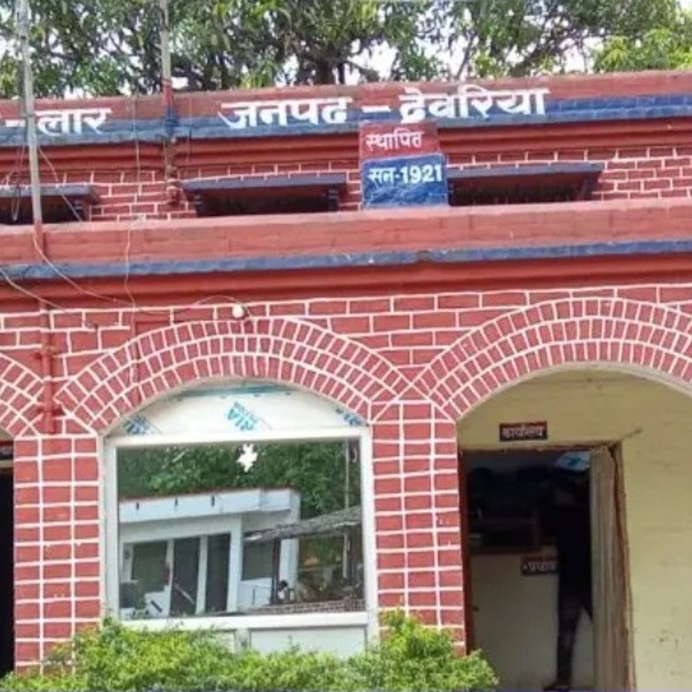 देवाश्रम मठ लार के पूर्व महंत पर केस दर्ज:मठ के अभिलेख लेकर जाने का आरोप, मांगने पर लौटाने से किया इंकार