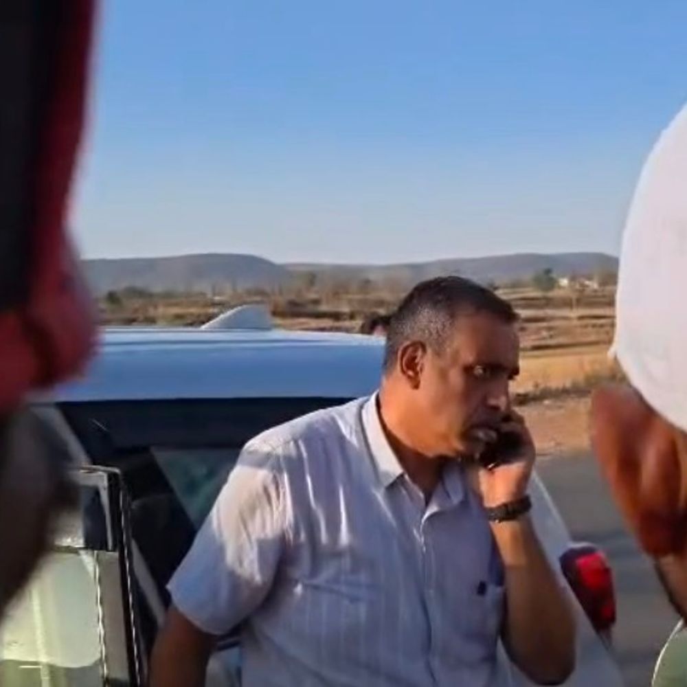 सीधी में खेत-तालाब निर्माण को लेकर विवाद:रात में जेसीबी से खुदाई का आरोप, कलेक्टर से शिकायत