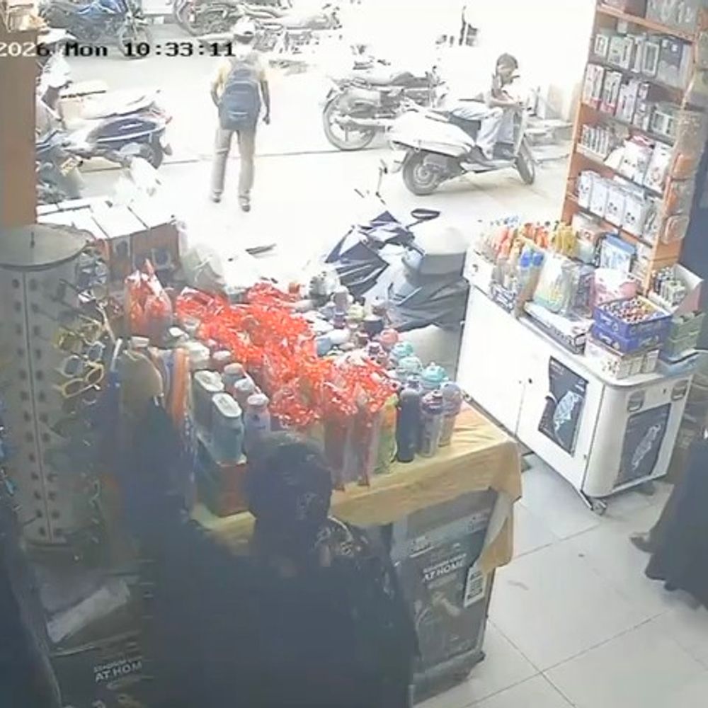 बुर्काधारी गैंग ने गोल मार्केट से बैग चुराया, VIDEO:मुजफ्फरनगर में पुलिस चौकी के पास वारदात, घटना CCTV में कैद