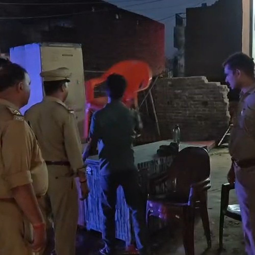 सड़क के किनारे हटवाए गए अतिक्रमण:पुलिस ने अभियान चलाया, गोंडा-अयोध्या हाईवे के किनारे था लोगों का कब्जा