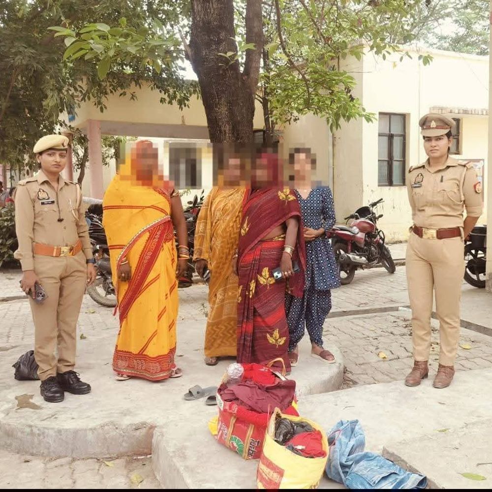 महराजगंज जिला अस्पताल में 'मिशन शक्ति 5.0' अभियान:महिलाओं को सुरक्षा और अधिकारों के प्रति किया जागरूक, हेल्पलाइन नंबरों के उपयोग की अपील