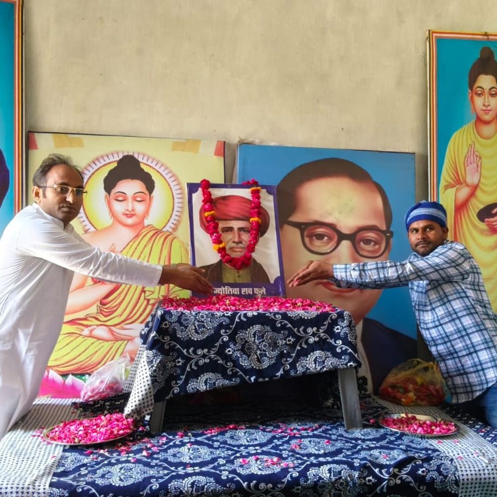 इटावा में महात्मा फुले जयंती मनाई गई:बलवीर सिंह जाटव के आवास पर श्रद्धांजलि कार्यक्रम आयोजित