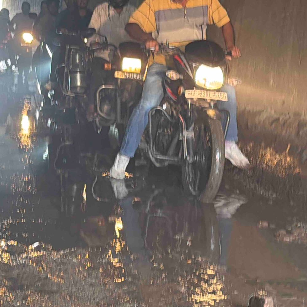 रामपुर अंडरपास में जलभराव, आवागमन हुआ बाधित:लोग जान जोखिम में डालकर रेलवे ट्रैक से गुजर रहे