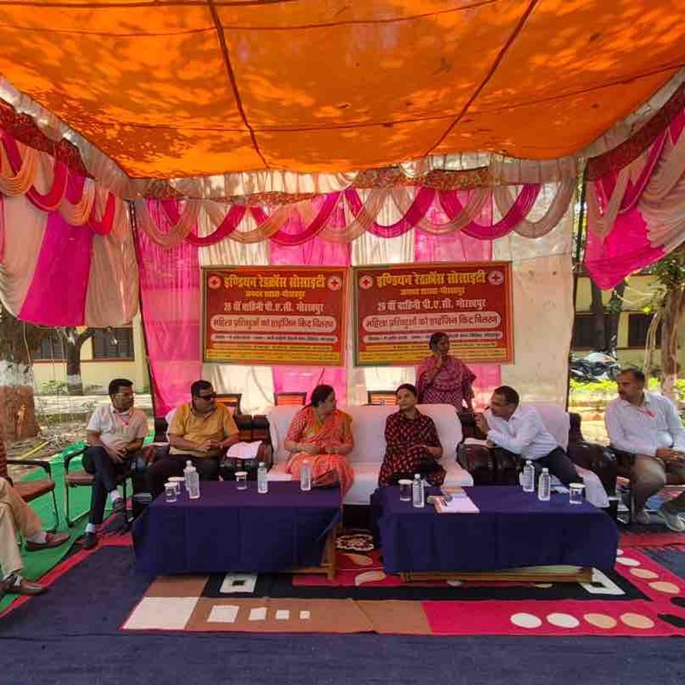 गोरखपुर में 900 महिला प्रशिक्षुओं को मिली हाईजिन किट:PAC बिछिया में स्वास्थ्य जागरूकता अभियान, साफ-सफाई की भी दी गई जरूरी जानकारी