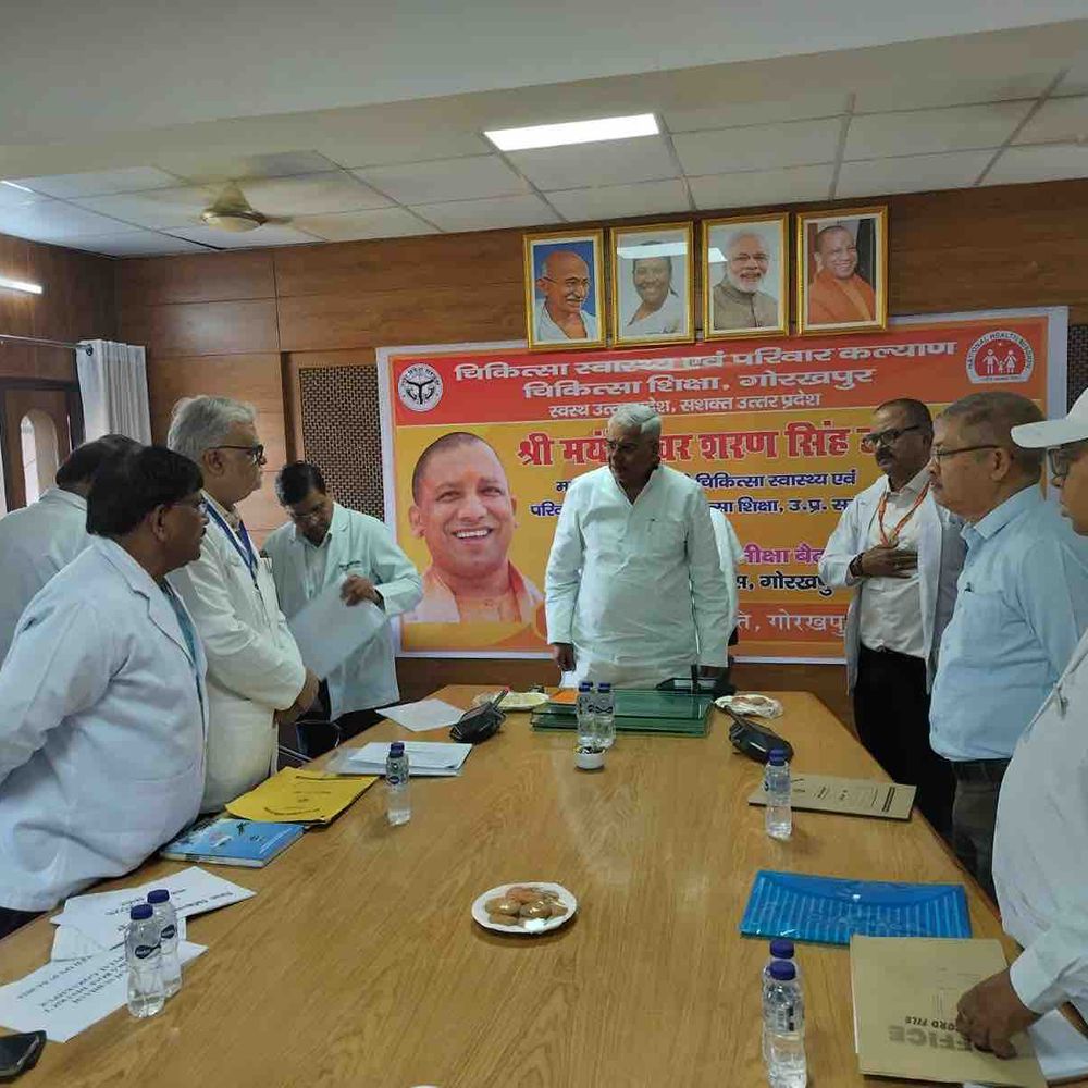 गोरखपुर में स्वास्थ्य सेवाओं की समीक्षा, मंत्री ने दिए निर्देश:दवा-जांच, ट्रॉमा सेंटर सुधारने को कहा; लापरवाही पर सख्त कार्रवाई की चेतावनी
