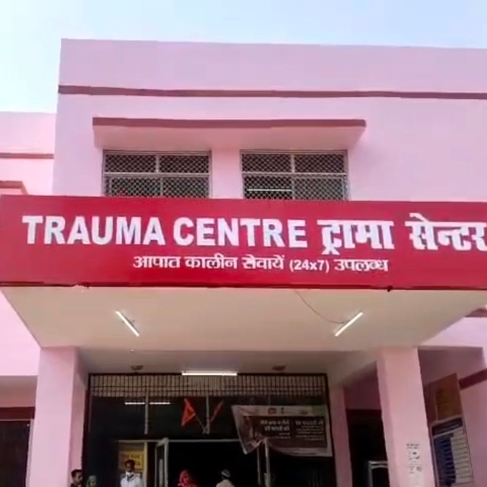 जिला अस्पताल के डॉक्टर का पर्चे पर हुआ बवाल:बाराबंकी में दवाओं की जगह खींचीं टेढ़ी-मेढ़ी लकीरें, लिखावट पर सवाल