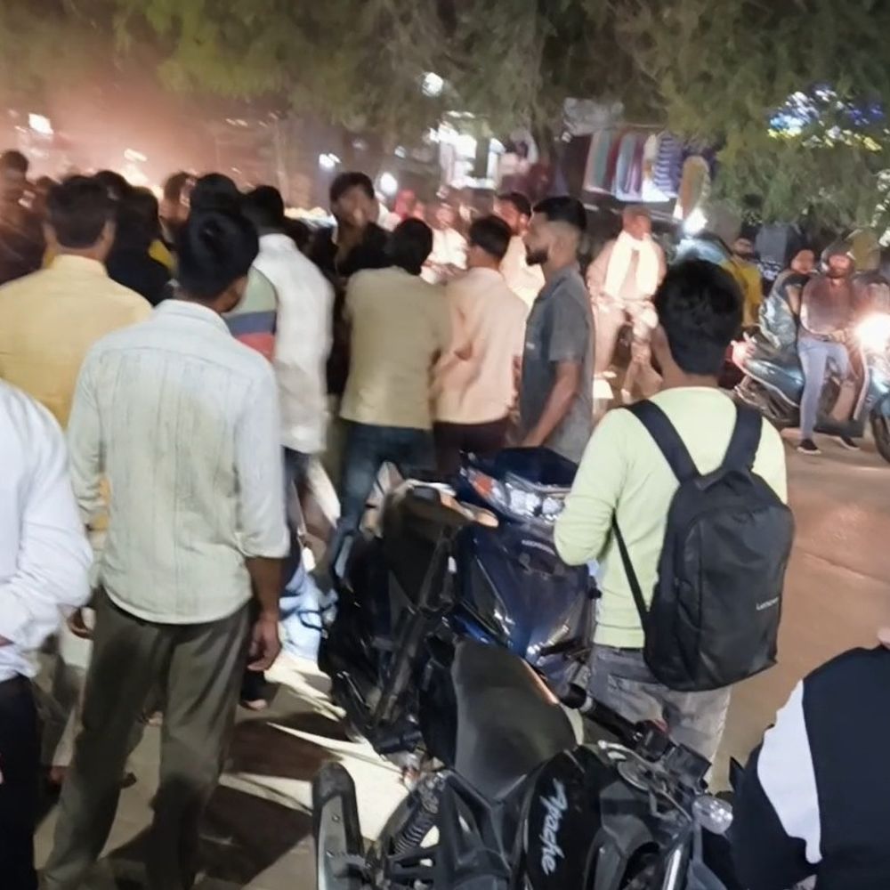 वायरल वीडियो के बाद मुकदमा दर्ज:कल्याणपुर में मारपीट के बाद पुलिस ने आरोपियों के घरों पर दबिश दी, सभी फरार