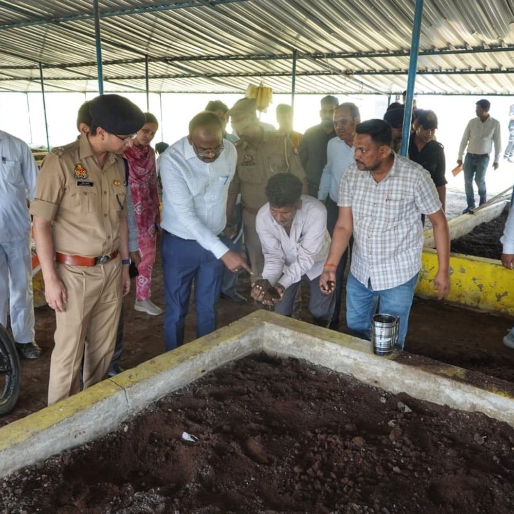 महराजगंज DM ने मधवलिया गोसदन का निरीक्षण किया:SP और CDO संग व्यवस्थाओं का जायजा लिया, दिए निर्देश