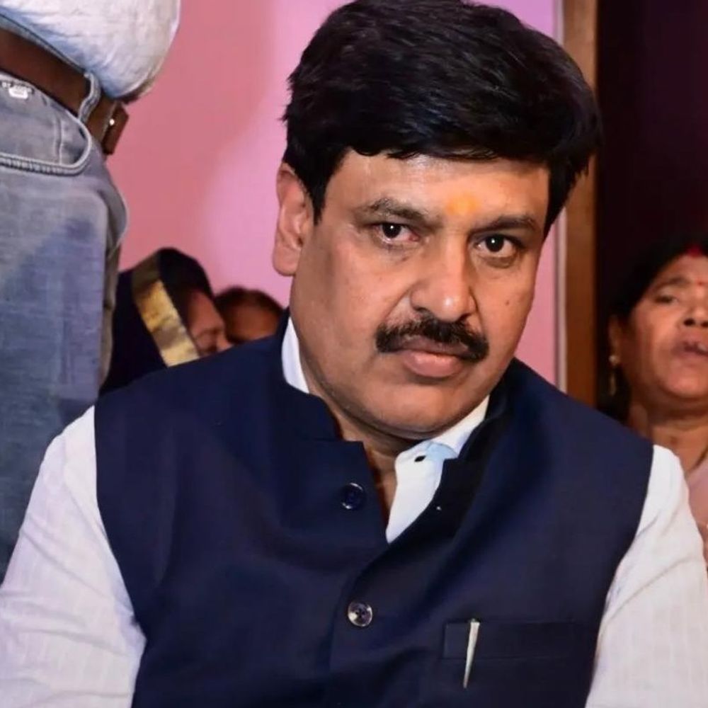 मिर्जापुर में दिनदहाड़े अधिवक्ता की गोली मारकर हत्या:दो बाइक सवार हमलावरों का फायरिंग करते LIVE फुटेज, सुबह मॉर्निंग वॉक पर निकले थे