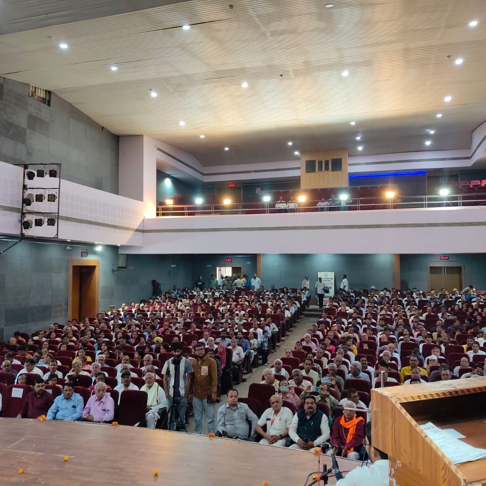 ​पेंशन की आस और मानदेय का दर्द:कानपुर में जुटे 1100 शिक्षकों ने भरी हुंकार, कहा-सरकार इसका संज्ञान ले