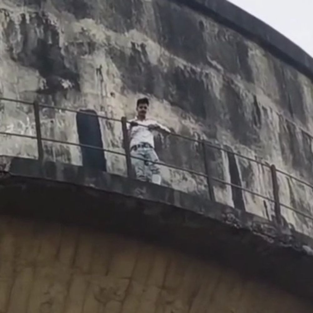 अंबेडकर प्रतिमा कब्जे के विरोध में युवक टंकी पर चढ़ा:मुरादाबाद में घंटों चला विरोध, लिखित आश्वासन पर उतरा