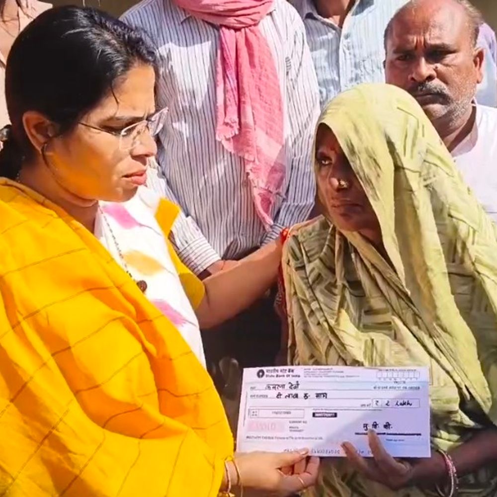 पूजा पाल ने किरन पाल के परिजनों से मुलाकात की:कौशांबी में मुख्यमंत्री राहत कोष से 2 लाख का चेक सौंपा, सपा पर साधा निशाना