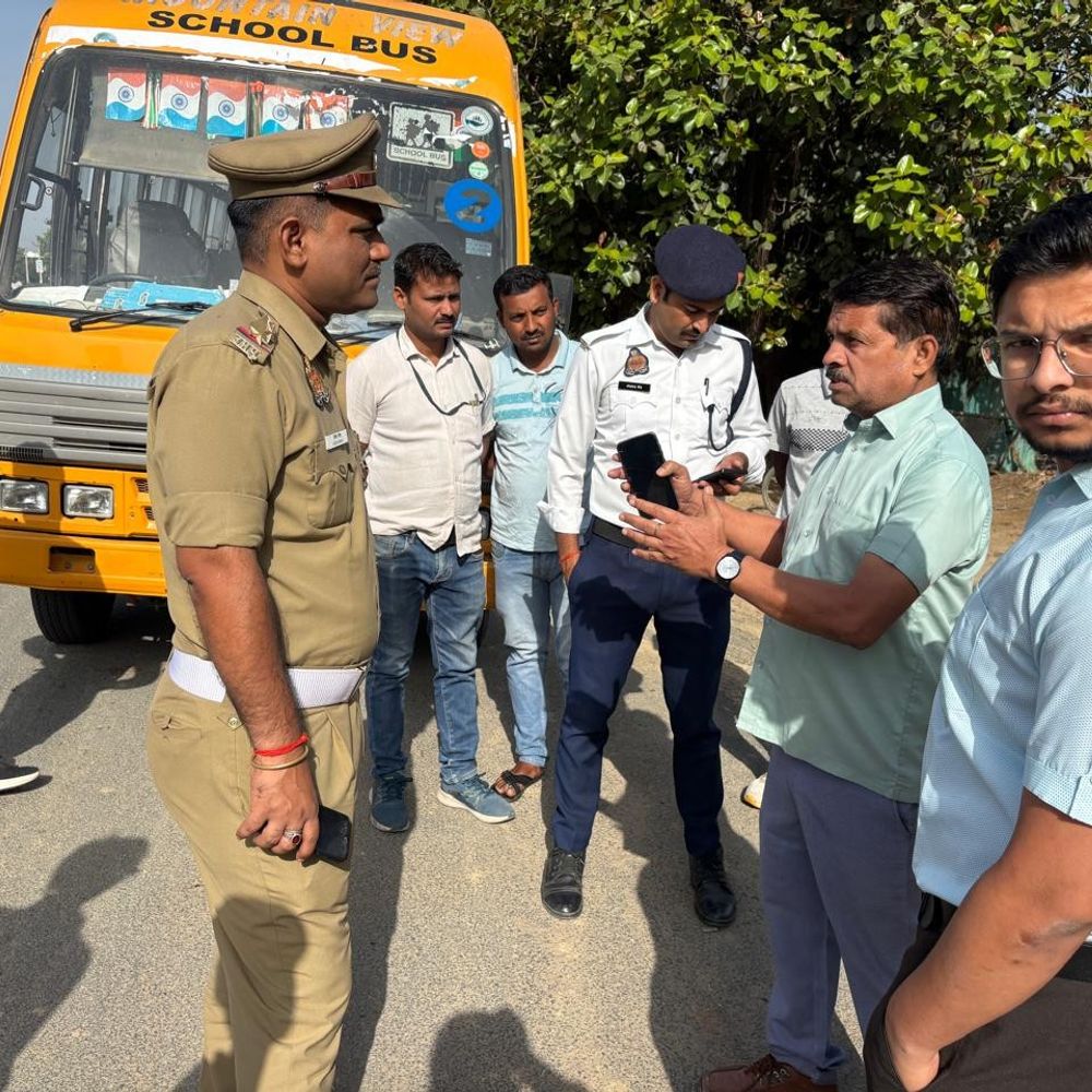कानपुर देहात में स्कूल वाहनों की सघन चेकिंग:सुरक्षा मानकों की जांच, यातायात प्रभारी ने दिए सख्त निर्देश