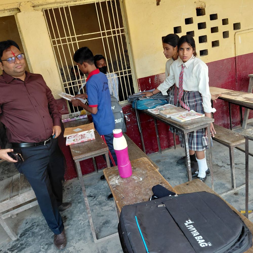 चंदौली बीएसए ने विद्यालयों का निरीक्षण किया:चार स्कूलों में मिलीं मान्यता से अधिक कक्षाएं, नोटिस जारी किए जाएंगे