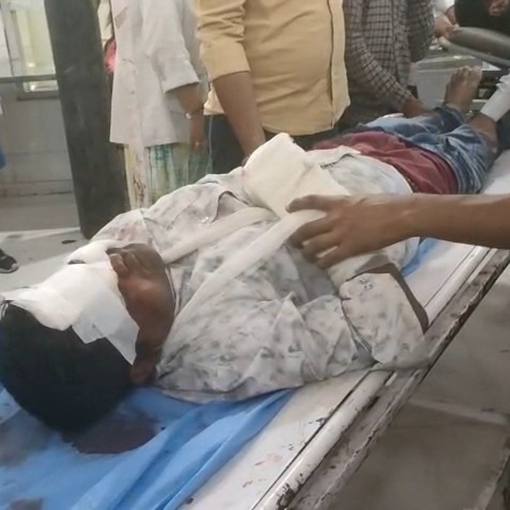 सीतापुर में दो बाइकों की भिड़ंत, तीन लोग गंभीर घायल:ओवरटेक के दौरान हुआ हादसा, विद्युतकर्मी समेत दो लखनऊ रेफर