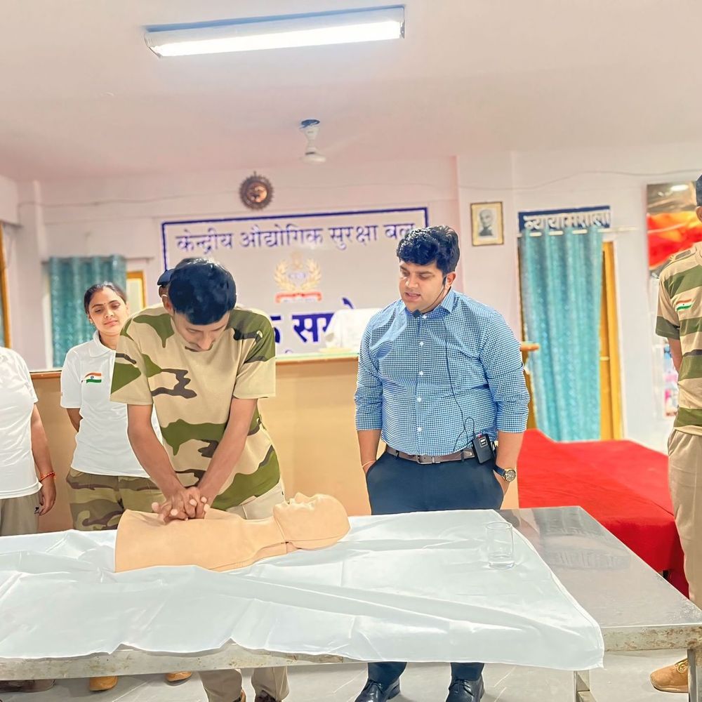 वाराणसी एयरपोर्ट पर CISF जवानों को CPR ट्रेनिंग:आपात स्थिति में यात्रियों की जान बचाने के लिए किया गया  प्रशिक्षित