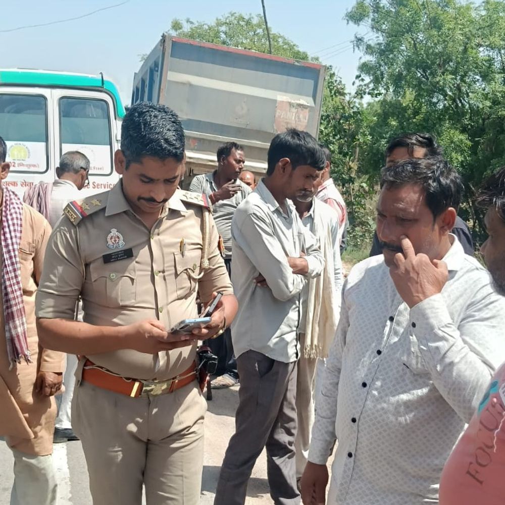 सजेती में बाइक ने ट्रक ड्राइवर को मारी टक्कर:तीन घायल, पुलिस ने घायलों को पहुंचाया अस्पताल; गंभीर हालत में कानपुर रेफर