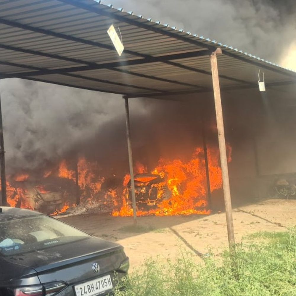 फिरोजाबाद में सिरसागंज पार्किंग में लगी आग:तीन कारें जलकर खाक, दो दर्जन वाहन सुरक्षित निकाले गए