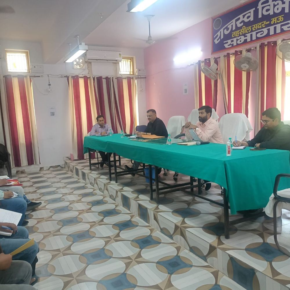 मऊ में जनगणना 2027 की समीक्षा बैठक:डिप्टी डायरेक्टर जनगणना आजमगढ़ मंडल ने की अध्यक्षता