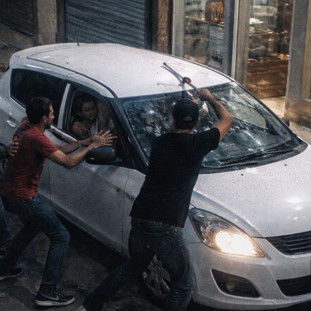 मेरठ में महिला-मंगेतर पर हमला:बाइक सवारों ने कार तोड़ी, मारपीट CCTV में कैद