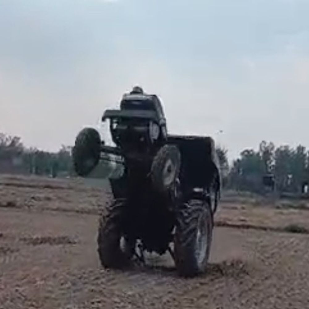 संभल में ट्रैक्टर से स्टंट के दौरान युवक घायल:दो पहियों पर चलाया, पुलिस ने ट्रैक्टर सीज किया, पिता के नाम फाइनेंस