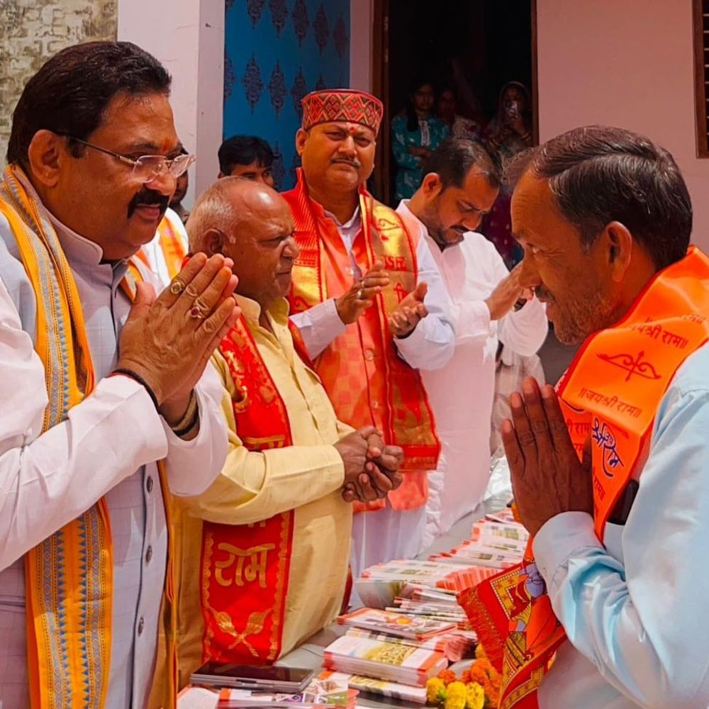 हरदोई में भाजपा का जनसंवाद:स्थापना दिवस पर योजनाओं की जानकारी दी, पीके वर्मा ने किया श्रमदान