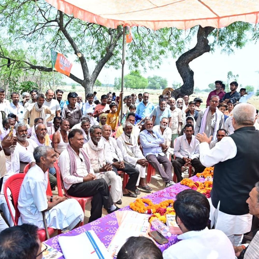 मंत्री सचान ने दिव्यांग को ट्राईसाइकिल देने का आश्वासन दिया:कानपुर देहात भाजपा के 'गांव चलो अभियान' में किया जनसंवाद