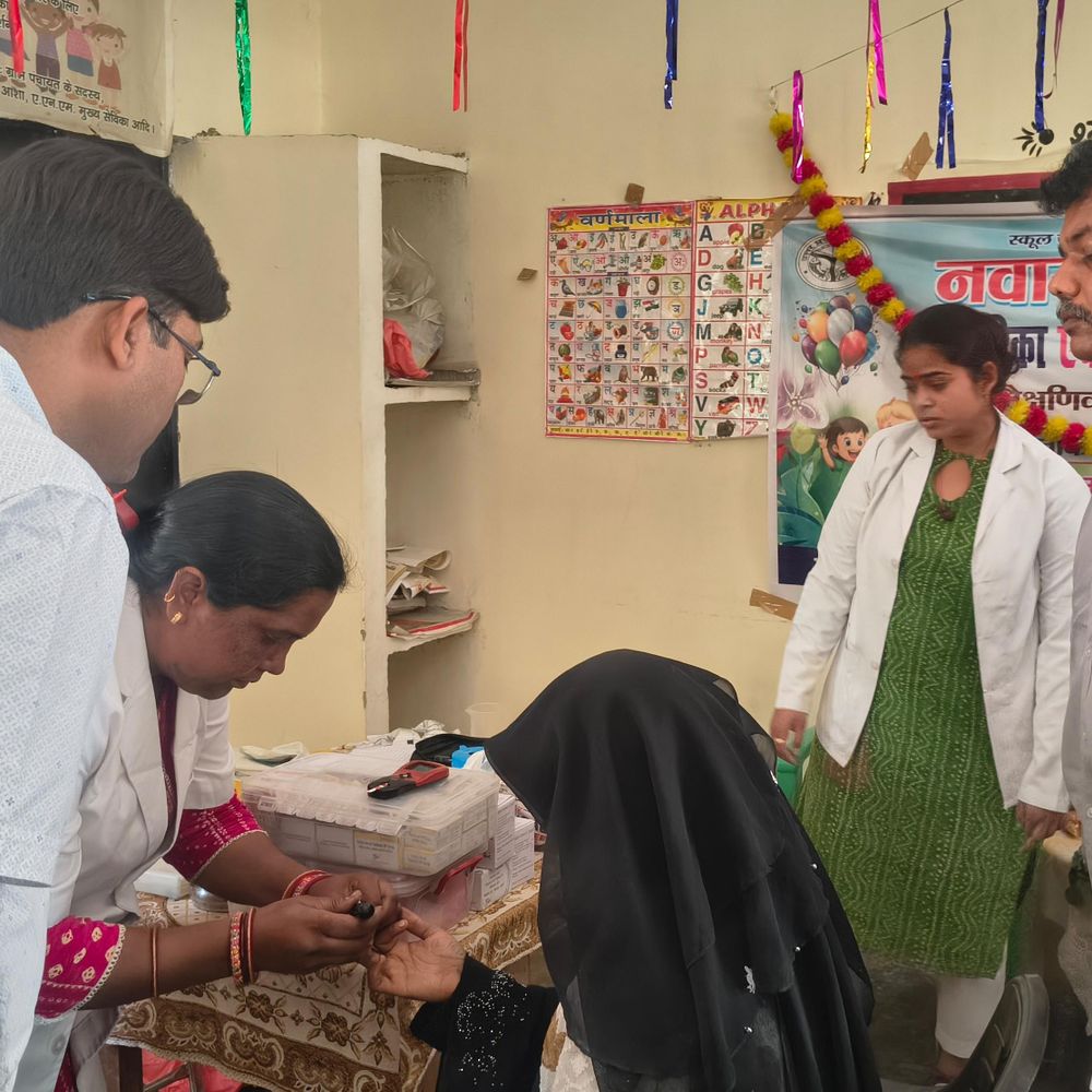 डीएम ने स्वास्थ्य केंद्र के निरीक्षण में मिलीं खामियां:एएनएम को नोटिस, सीएचओ का वेतन इंक्रीमेंट 5 प्रतिशत काटा