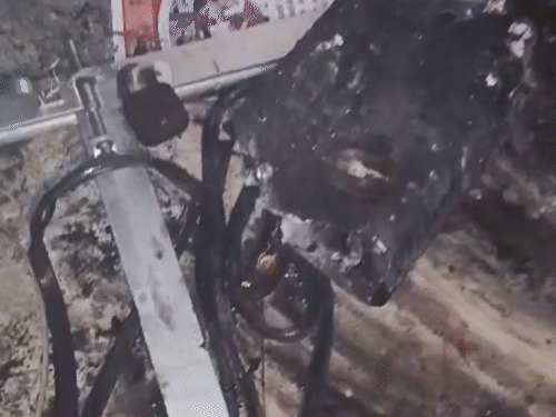 आरा सदर अस्पताल के HIV जांच केंद्र में लगी आग:तीन फ्रिज, एसी, टेस्ट किट जलकर राख; फायर बिग्रेड की तीन गाड़ियों ने पाया काबू