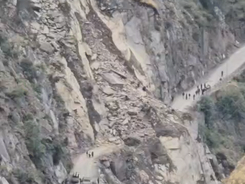 पठानकोट-भरमौर हाईवे पर लैंडस्लाइड:  वाहनों की आवाजाही हुई ठप, टूरिस्ट परेशान; जान जोखिम में डाल रावी नदी पार कर रहे लोग – Bharmour News