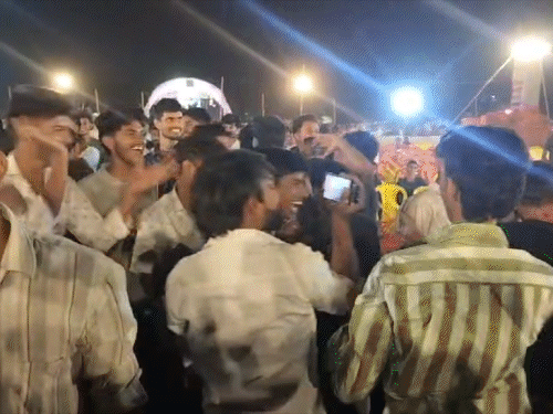 विश्व शांति महोत्सव में जीतनराम मांझी के सामने फेंकी कुर्सी:  खान सर के नहीं आने से नाराजगी, छात्र बोले- भीड़ जुटाने के लिए उनके नाम का इस्तेमाल हुआ – Gaya News