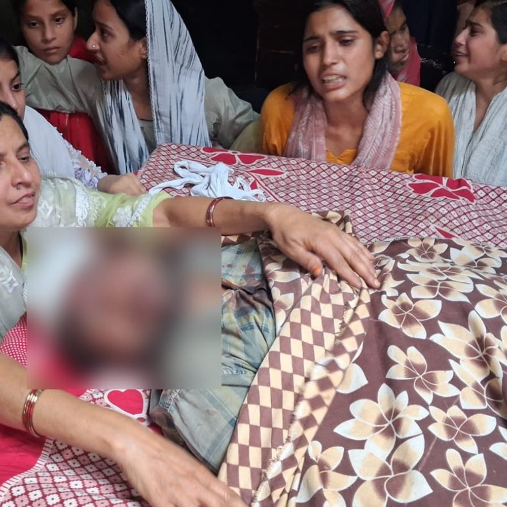 संभल में लेंटर गिरा, एक मजदूर की मौत:चंदौसी में सुर्की-चूने का लेंटर तोड़ते समय हादसा, एक घायल