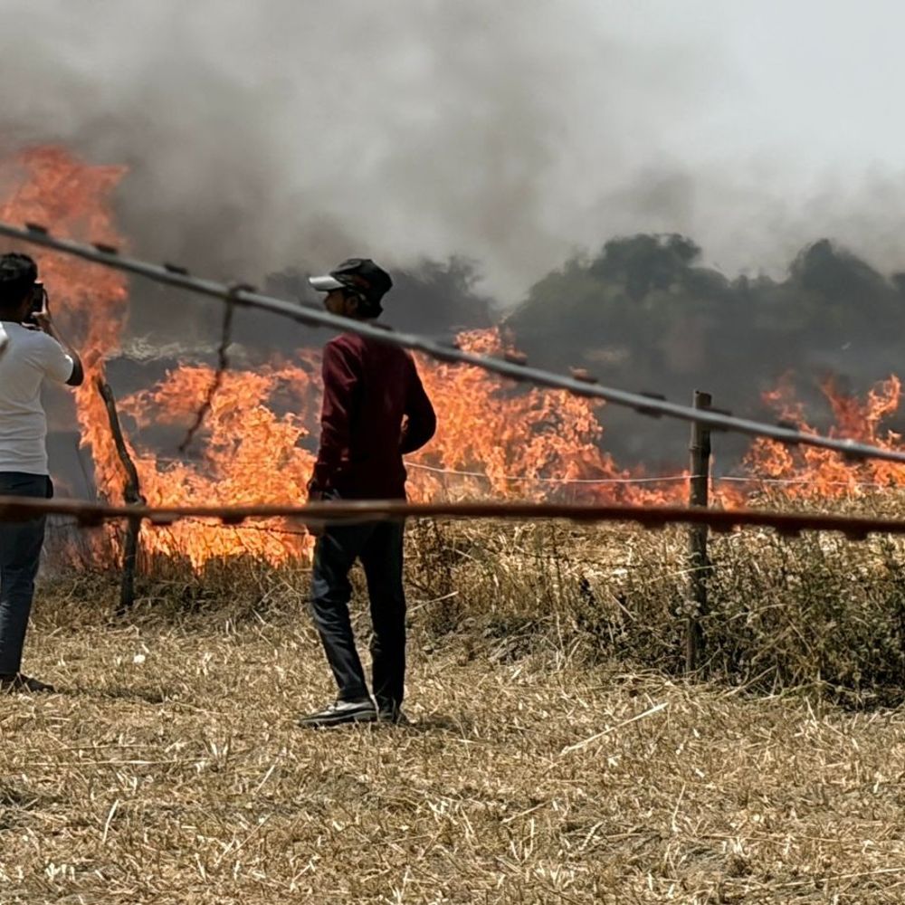 हाईटेंशन तार गिरने से खेतों में लगी आग, VIDEO:सीतापुर में 25 किसानों की करीब 50 बीघा गेहूं की फसल जली, ग्रामीणों ने जोते खेत
