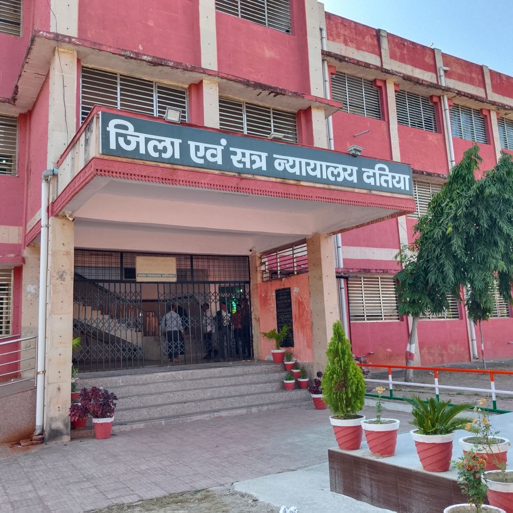 दतिया लूट-फायरिंग केस में तीन दोषियों को 7-7 साल सजा:  6 साल बाद फैसला, सर्राफा व्यापारी को गोली मारकर जेवर लूटे थे; एक आरोपी बरी – datia News