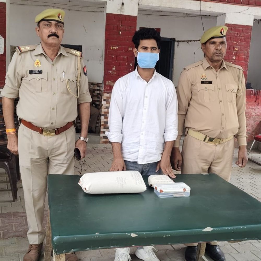 तीन करोड़ की हेरोइन संग तस्कर गिरफ्तार:कांधला में पुलिस और नारकोटिक्स टीम की संयुक्त कार्रवाई, 565 ग्राम मादक पदार्थ बरामद