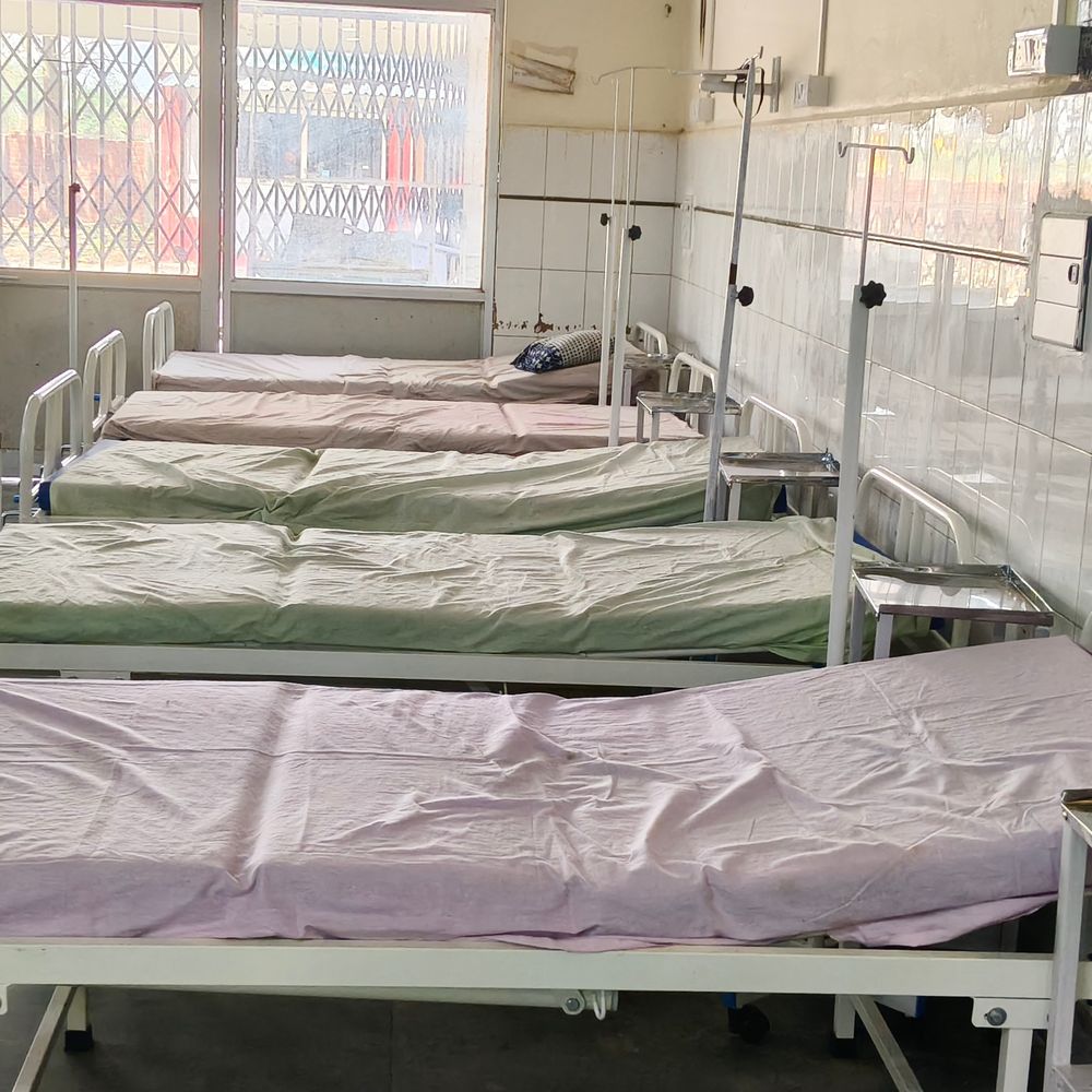 चित्रकूट जिला अस्पताल में 20 नए बेड लगे:मरीजों की बढ़ती संख्या के लिए 30 बेंच भी स्थापित, तीमारदारों को मिलेगी राहत