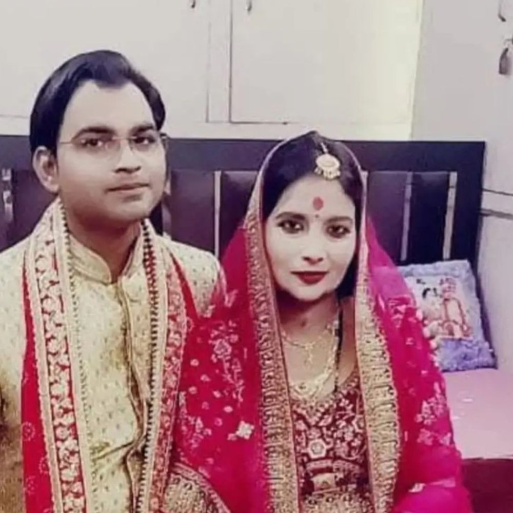 बदायूं में चलती कार में लगी आग, पत्नी जिंदा जली:कम्युनिटी हेल्थ ऑफीसर पति गंभीर झुलसा, 3 दिन पहले हुआ था पथरी का ऑपरेशन