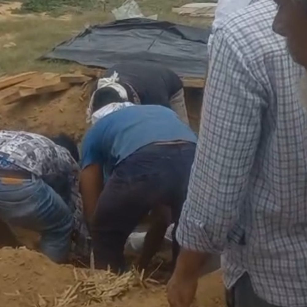 मेरठ में कब्र से निकाला गया विवाहिता का शव:दहेज हत्या के आरोप में डीएम के आदेश पर कार्रवाई