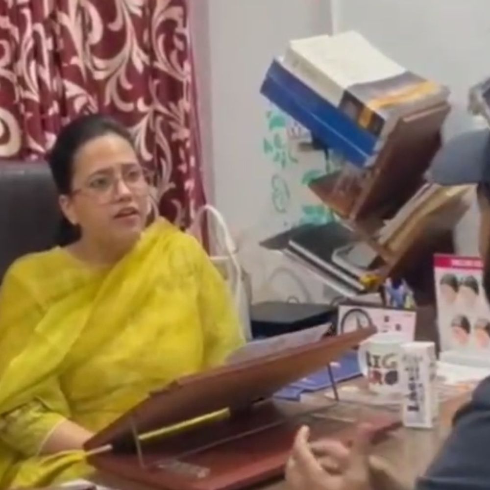 देवरिया में दवा का नाम पूछने पर विवाद:डॉक्टर पर अभद्रता और मारपीट का आरोप, वीडियो आया सामने