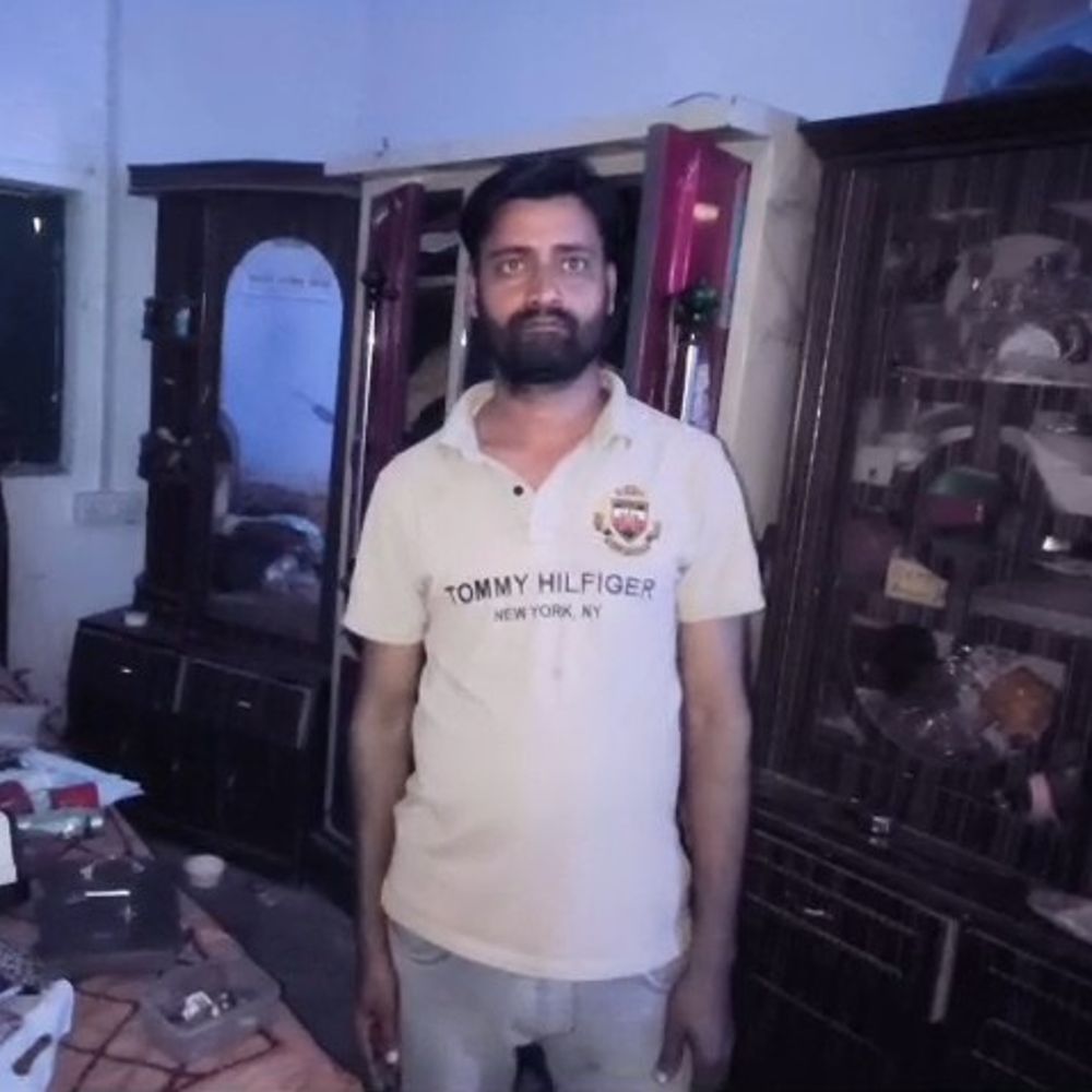 दंपति को कमरे में बंद कर लाखों की चोरी:सीतापुर में चोरों ने दरवाजा तोड़कर 12 लाख के जेवर-नगदी पार, घर के पीछे मिली अटैची