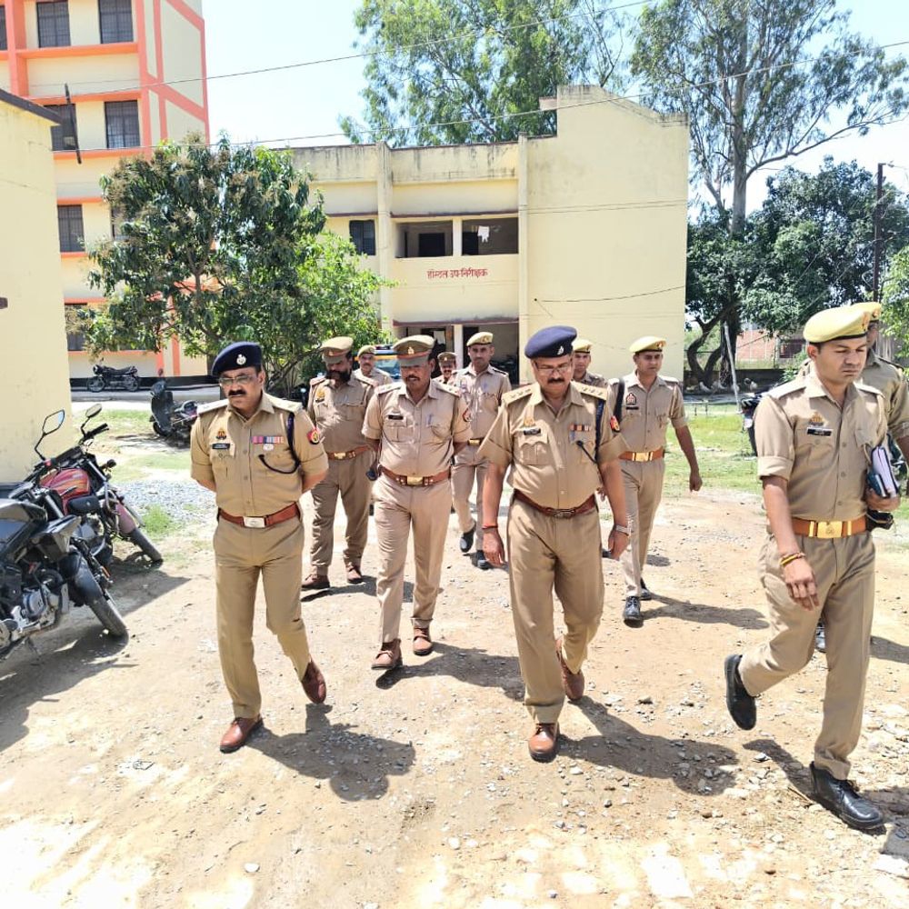 एसपी कमलेश बहादुर ने कई थानों का औचक निरीक्षण किया:रजिस्टरों की जांच की, जनता की शिकायतों को सुना, तत्काल निस्तारण के आदेश