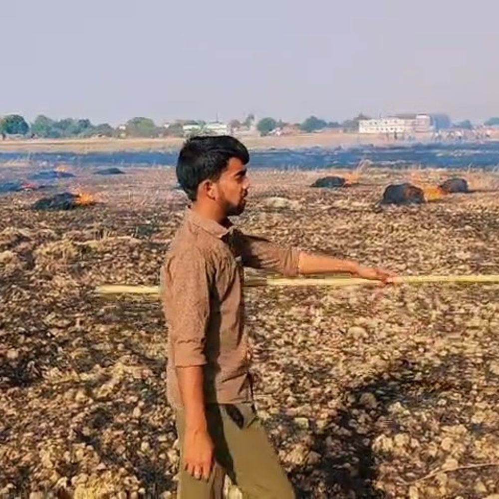 चंदौली में खेतों में लगी आग:पांच बीघा गेहूं की फसल जलकर राख, किसानों ने की मुआवजे की मांग