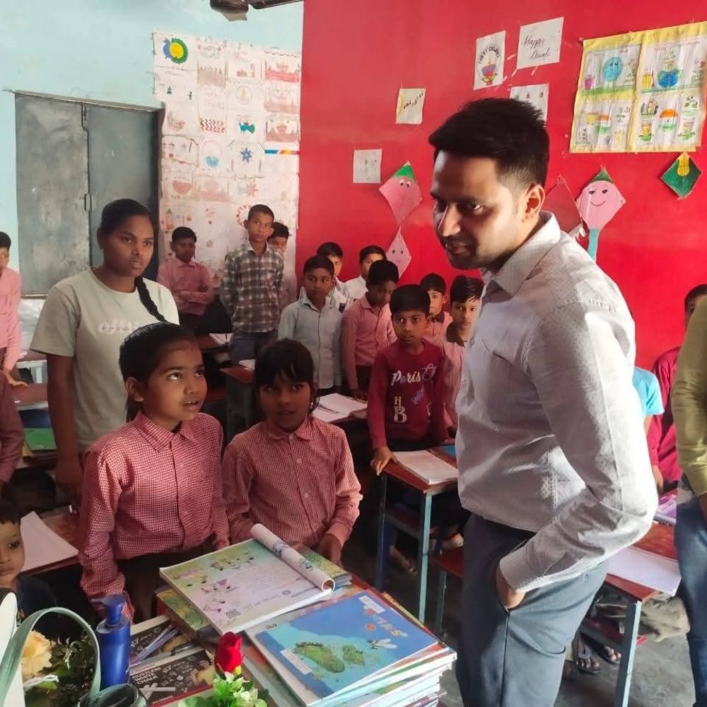 सीडीओ ने रतसिया प्राथमिक विद्यालय का किया औचक निरीक्षण:साफ कैंपन, 90% उपस्थिति और शिक्षण व्यवस्था से हुए प्रभावित