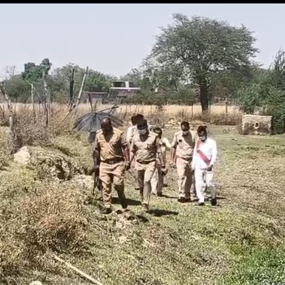 नाबालिग लड़की का शव कब्र से निकाला गया:मां ने दुष्कर्म और हत्या का आरोप लगाया, डीएम के आदेश पर हुई कार्रवाई